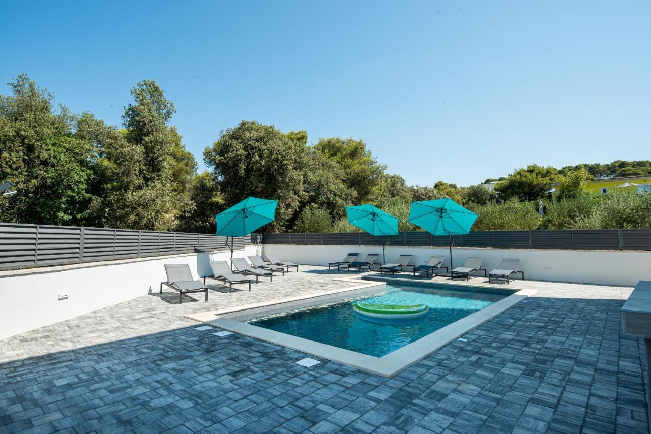 Div With Pool Apartment *