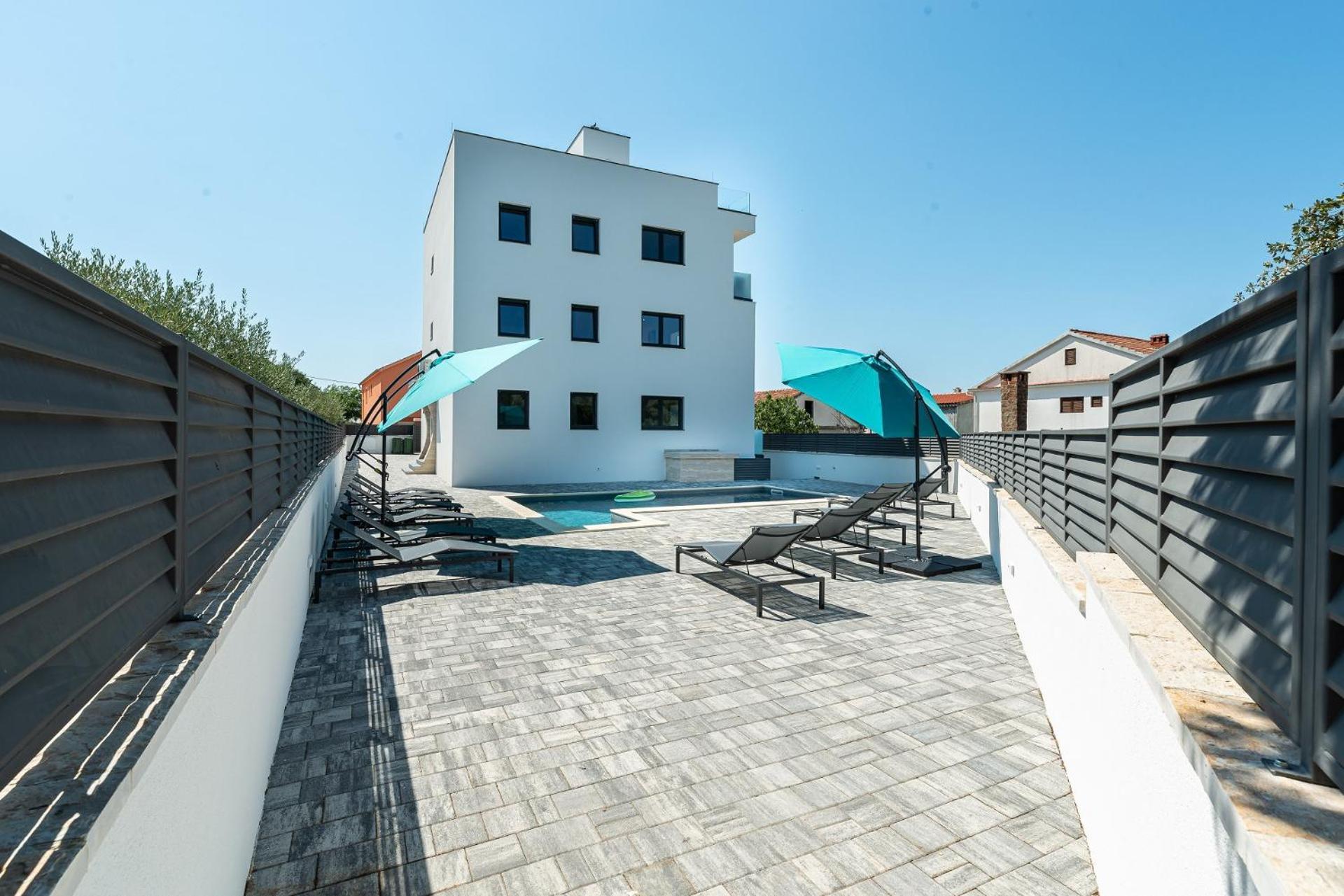 Apartment Div With Pool