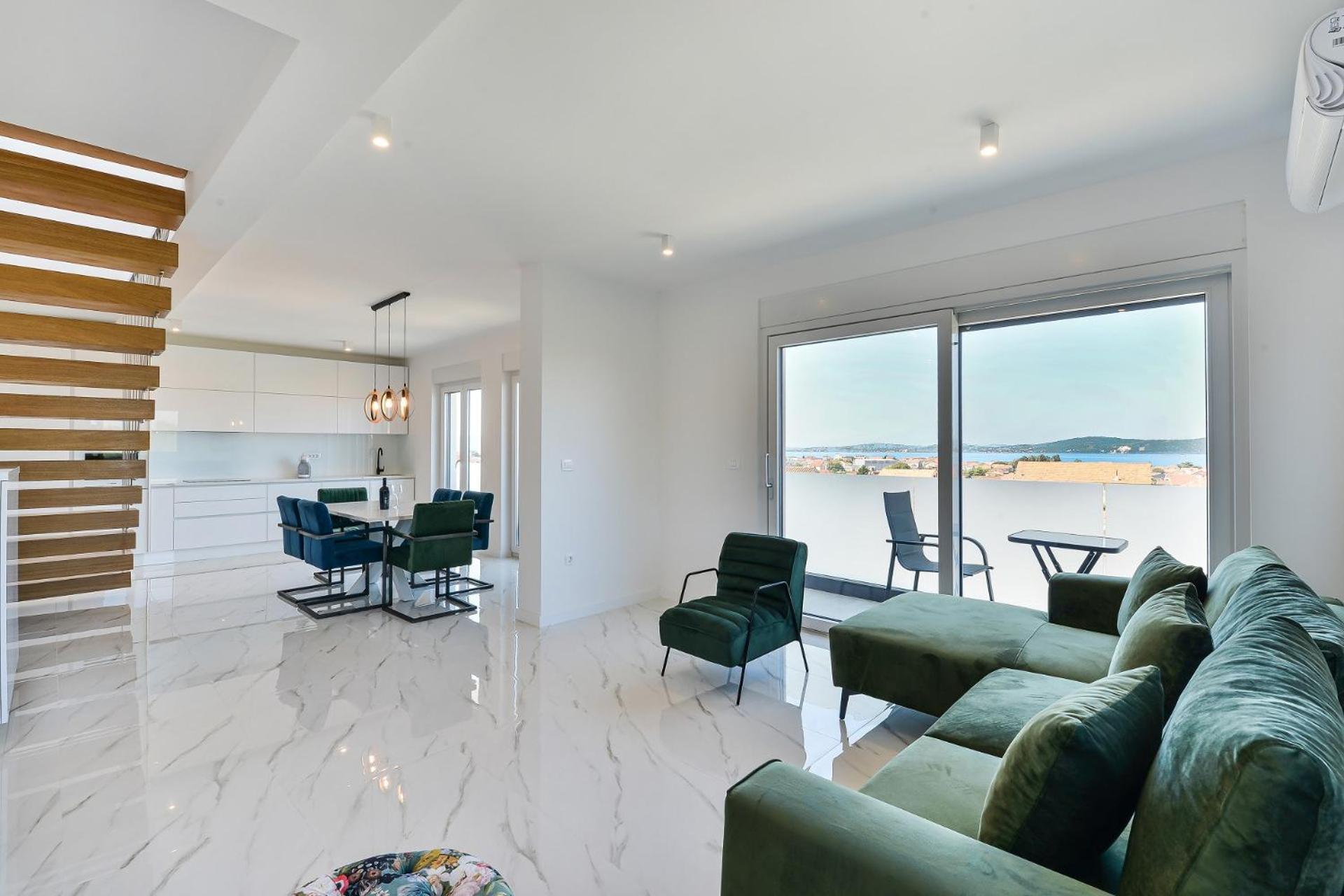Div With Pool Apartment